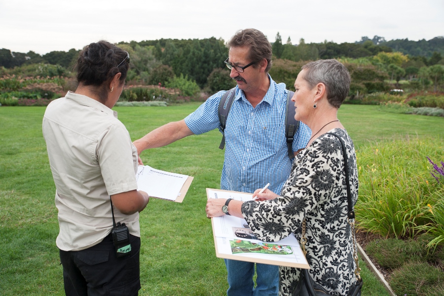 Sculptor Bing Dawe with Rachel de Lambert and Gardens' staff